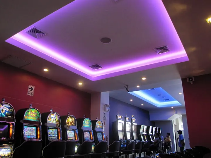 Sala de casino con techos iluminados con luces LED RGB modernas