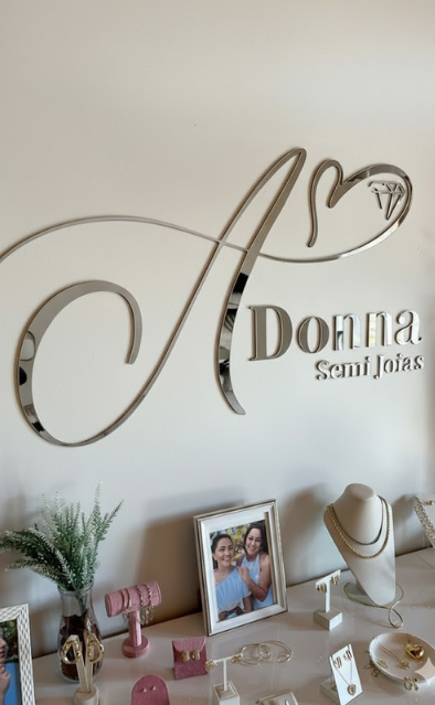 Letras acrilicas plateadas en diversos tamaños, resaltando sus iniciales en la parte central y estas acompañadas de finas líneas