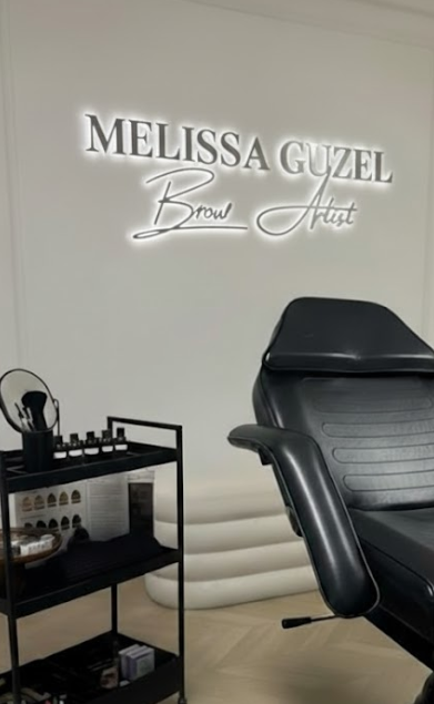 Cartel de letras plateadas