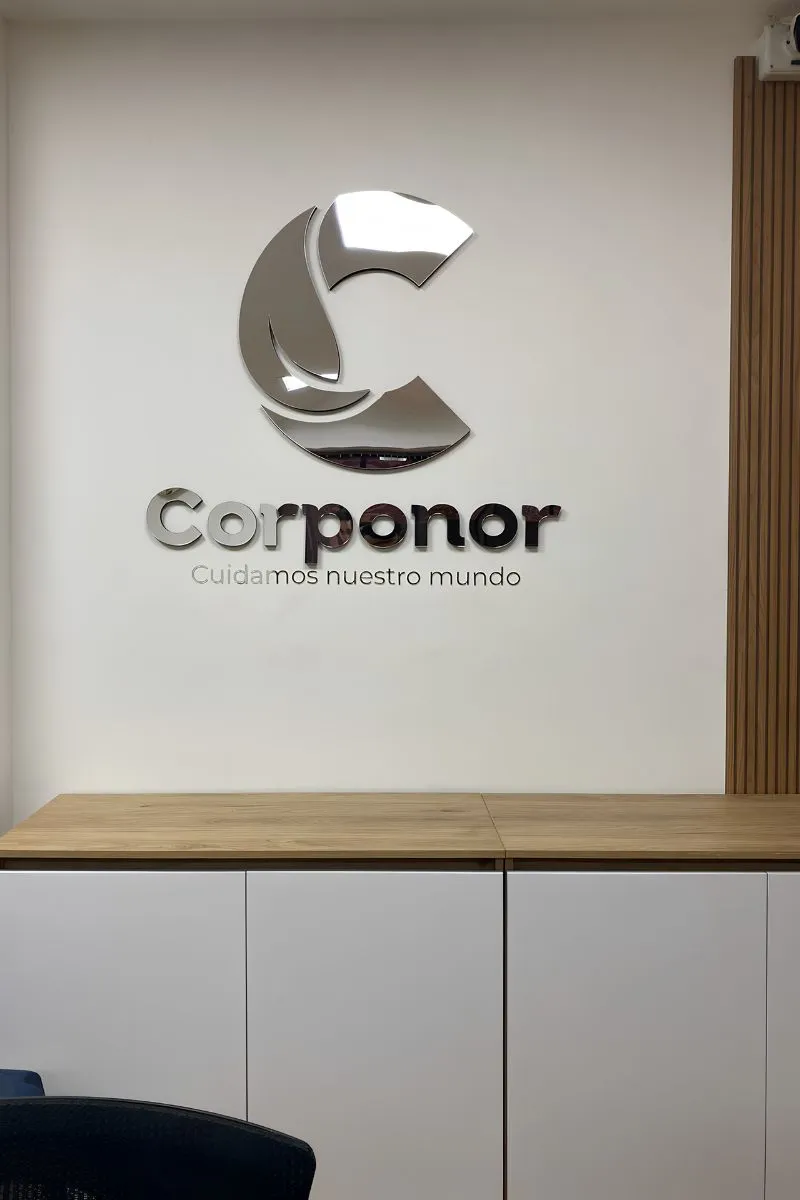 Cartel de letras plateadas