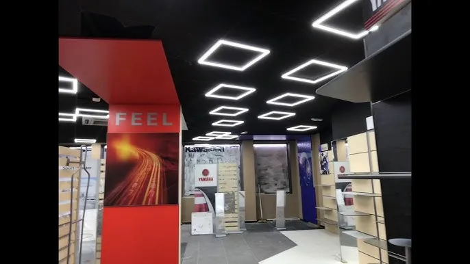 Tienda comercial con diseño de techo moderno e iluminación LED cuadrada
