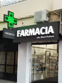 Fachada de Farmacia Lda. Maria Pacheco con cruz verde luminosa